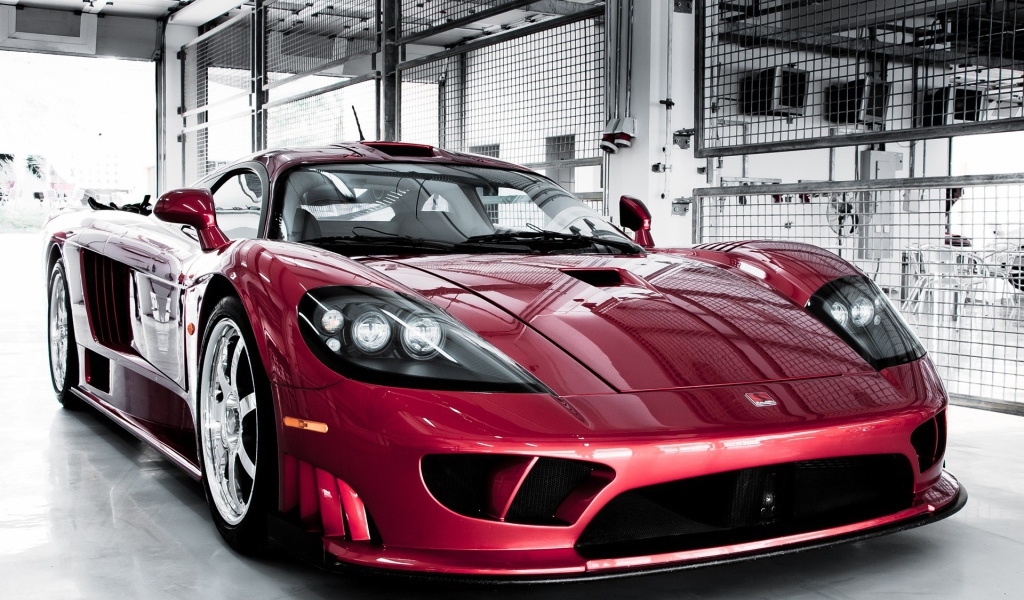 Темно вишневый автомобиль Saleen S7