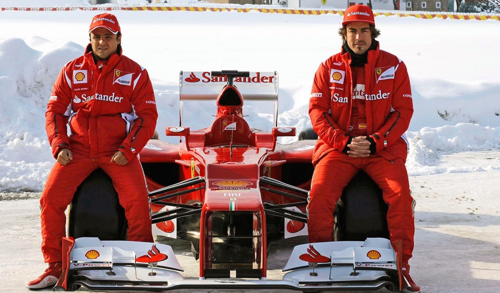 Гонщики Формулы 1 со своим автомобилем