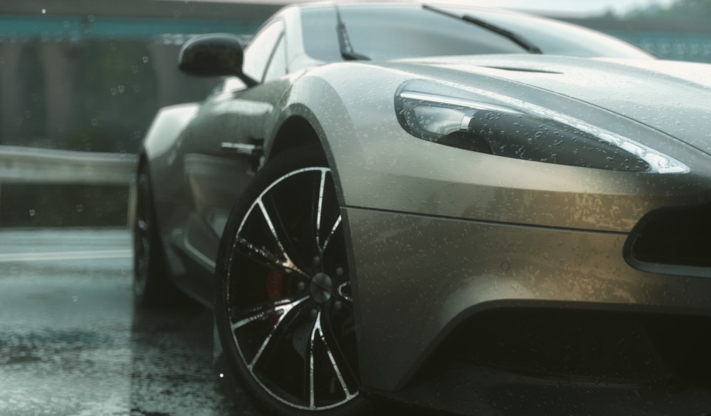 Серый спортивный автомобиль под дождем