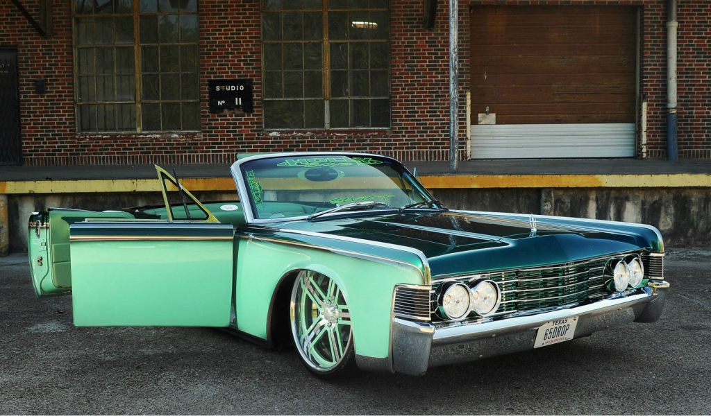 Зеленый автомобиль Lincoln Continental