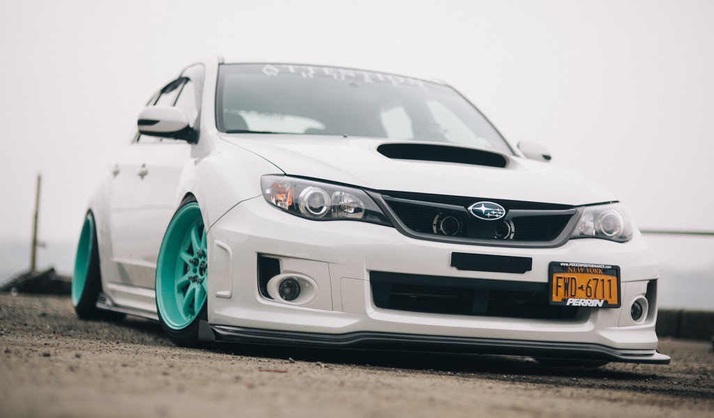 Светло зеленые диски у белого Subaru Impreza