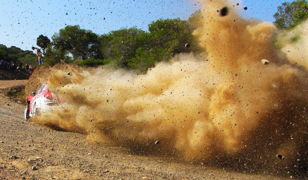 Выброс гравия из под колес автомобиля