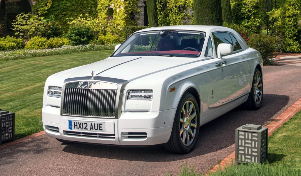 Роскошный белый Rolls-Royce на дорожке