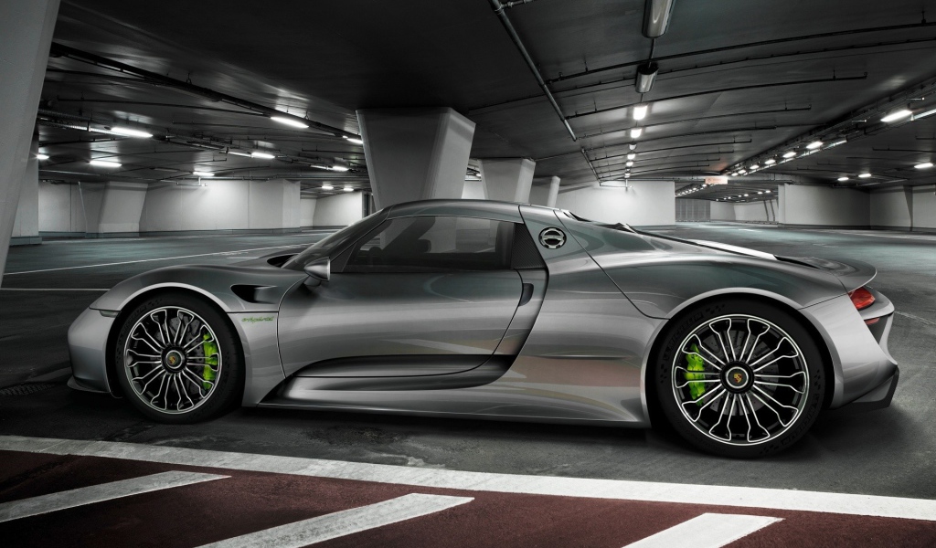 Роскошный серебрянный автомобиль на подземной парковке