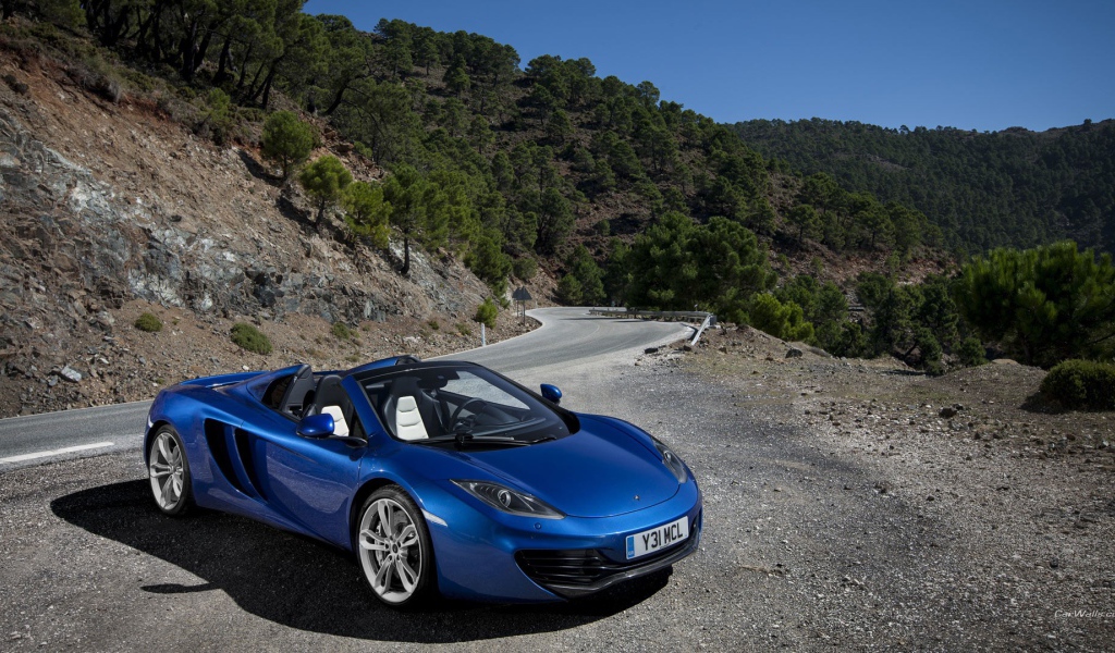 Кабриолет McLaren припаркован на обочине