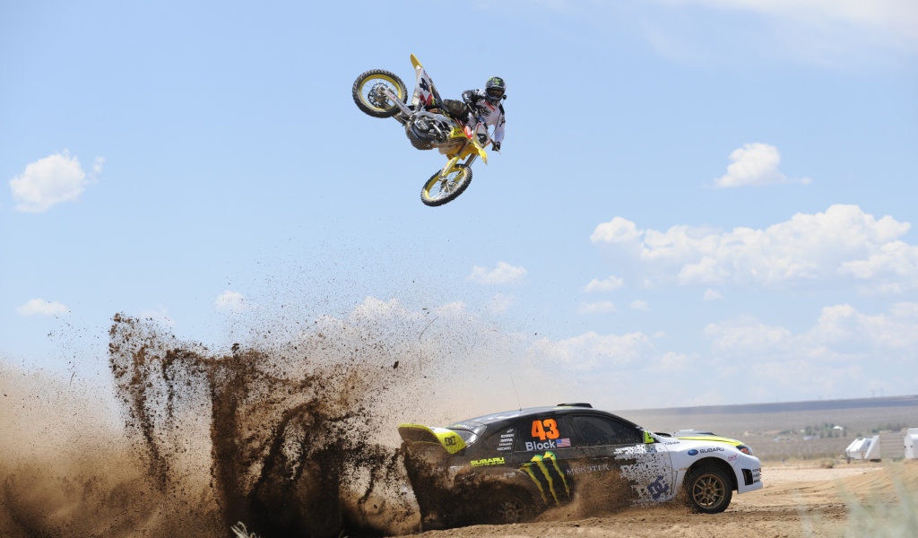 Мотоцикл и автомобиль на гонках в пустыне