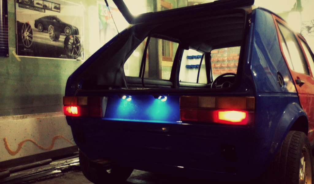 Старый VW Golf MK1 в автомастерской