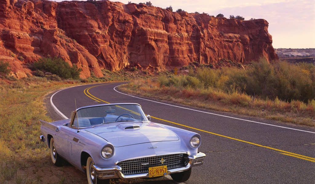 Старый кабриолет на шоссе в США