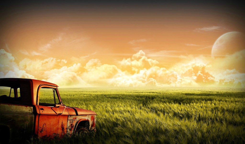 Старый автомобиль на зеленом поле