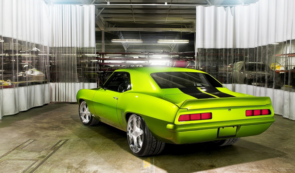 Старый зеленый автомобиль на реставрации