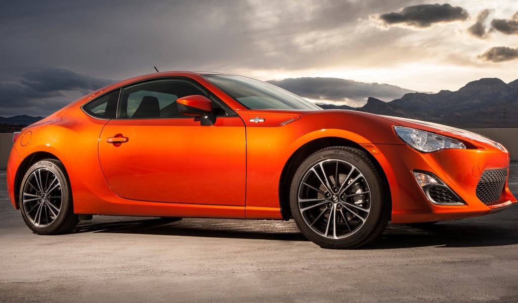 Оранжевый Scion FR-S Sport на фоне неба