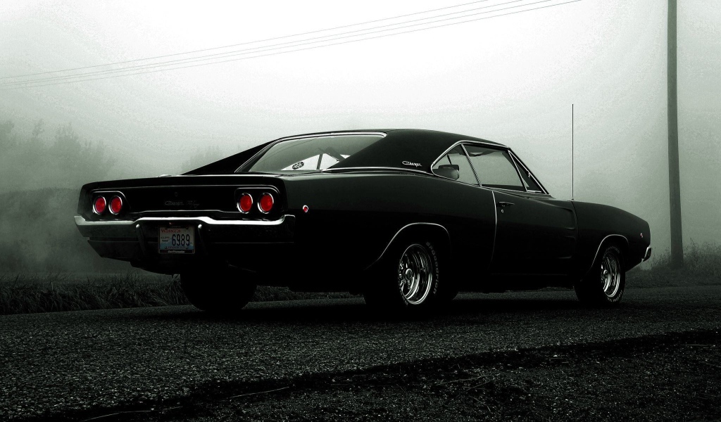 Мощный черный Dodge Charger