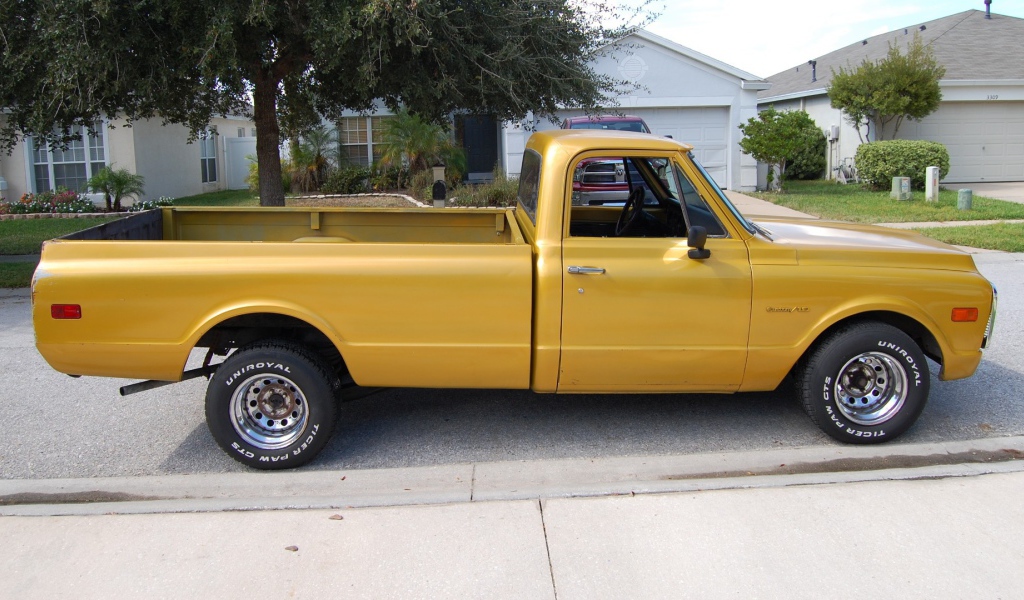 Мощный желтый пикап