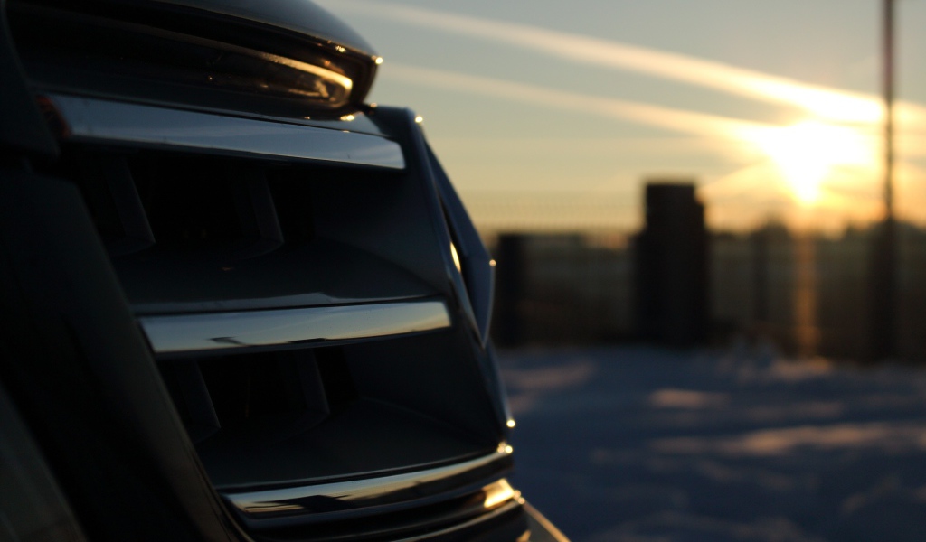 Радиаторная решетка дорого автомобиля