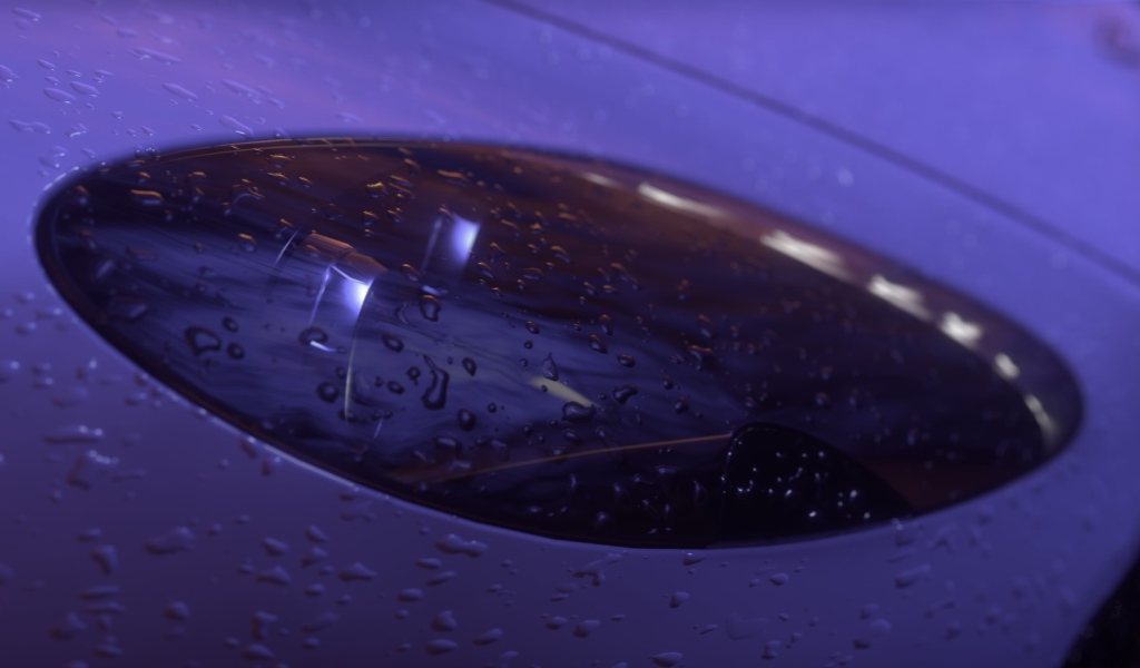 Дождь намочил фару автомобиля