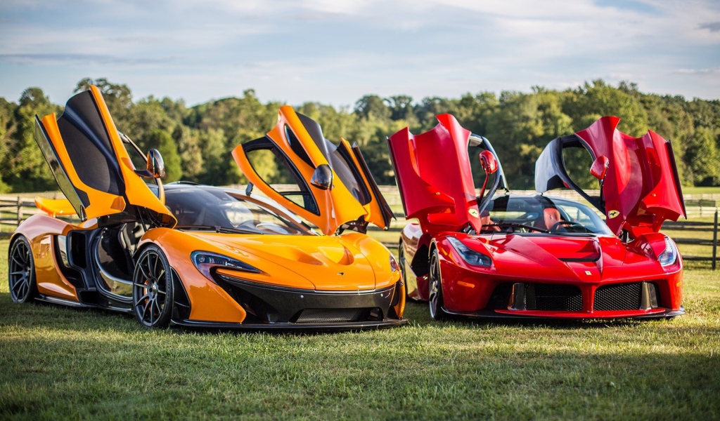 Красный Ferrari LaFerrari и оранжевый Макларен на газоне