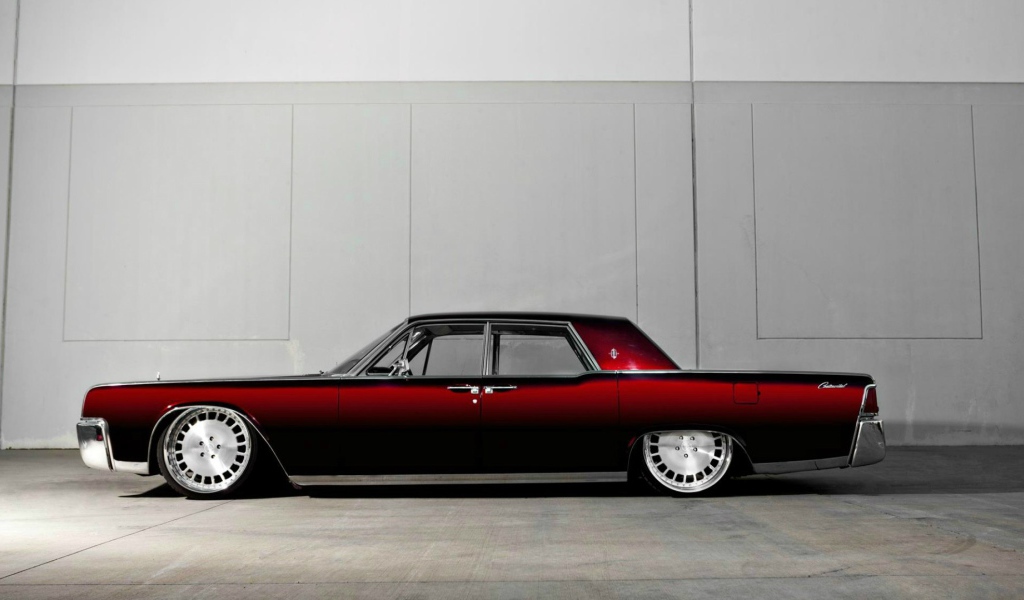 Красный Lincoln Continental