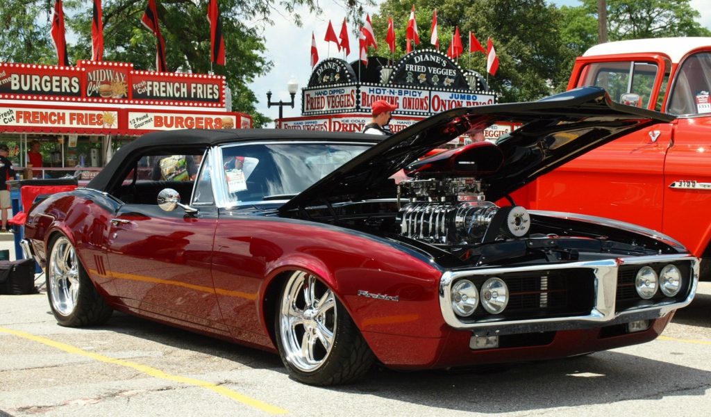 Красный Pontiac Firebird