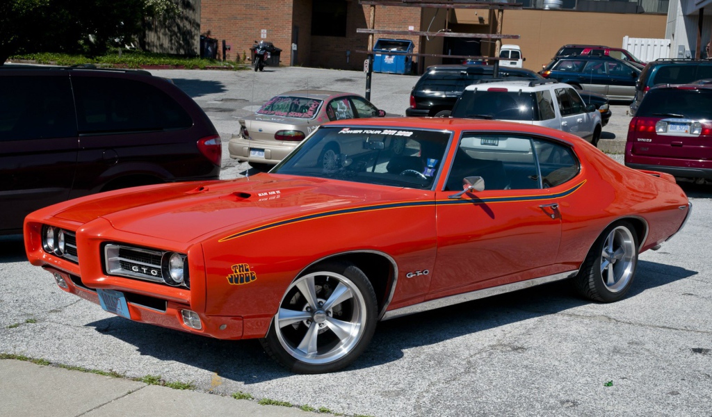 Красный Pontiac GTO Judge