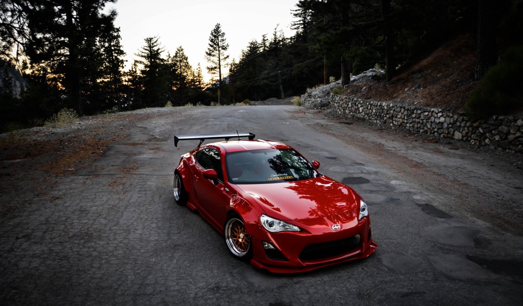Красный Scion за городом