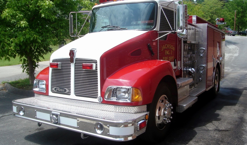 Красный пожарный автомобиль в США