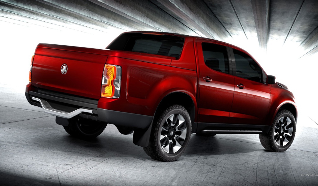 Красный пикап Holden Colorado