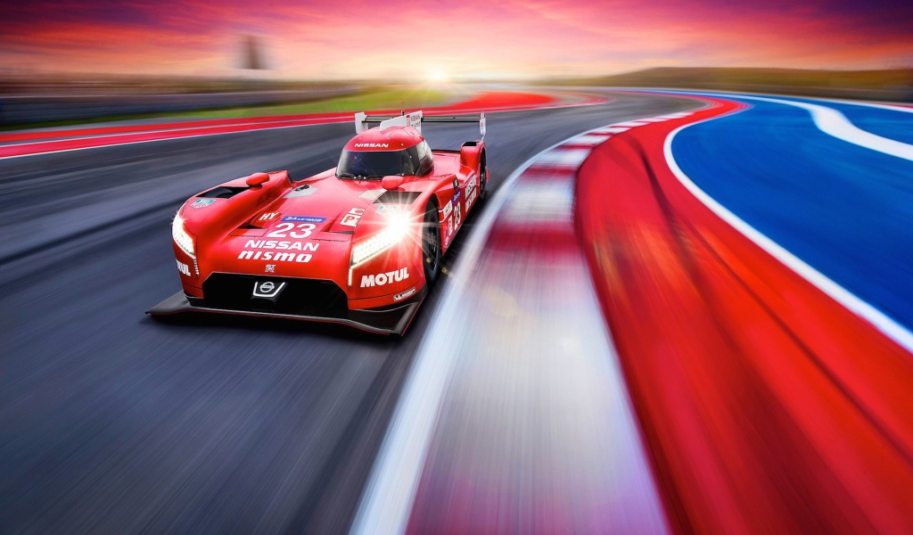 Красный гоночный автомобиль на треке