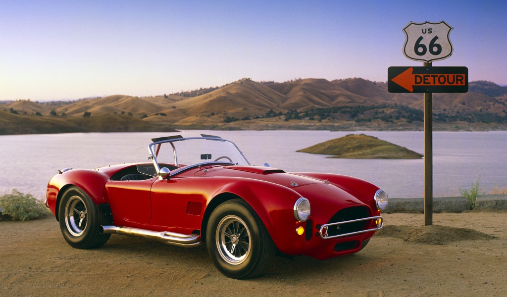 Ретро автомобиль Shelby Cobra 427 на шоссе 66