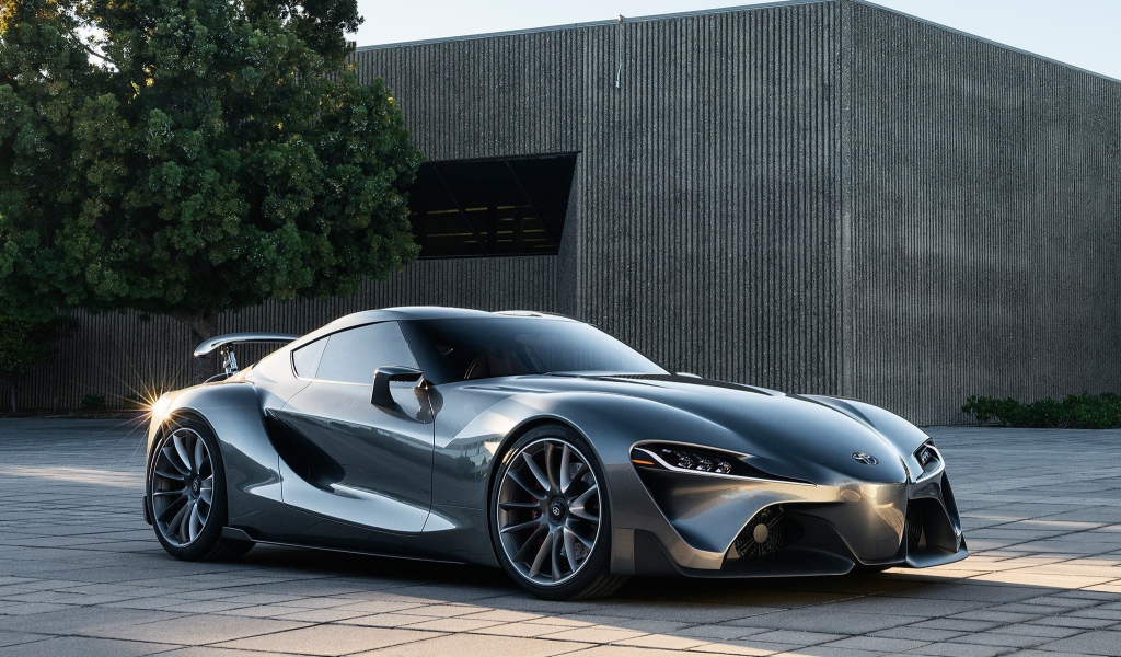 Автомобиль Scion на фоне здания