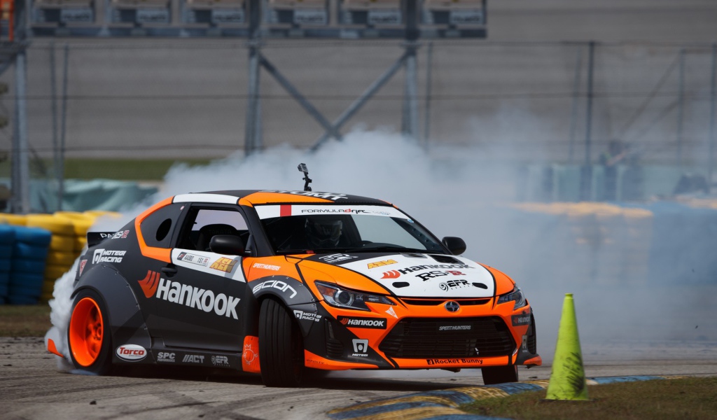 Автомобиль Scion на гоночном треке