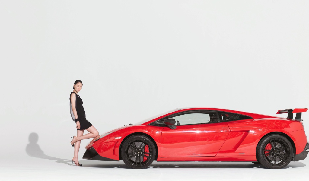 Девушка поставила колено на капот автомобиля