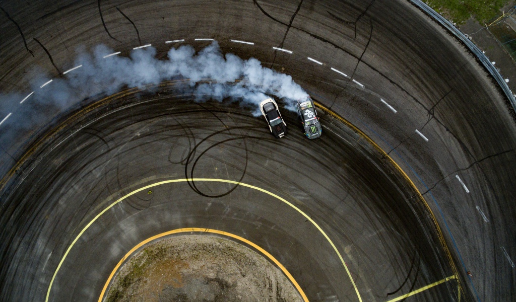 Дым от дрифтующих автомобилей