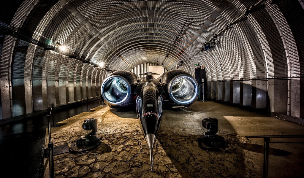 Скоростной автомобиль Thrust SSC в ангаре