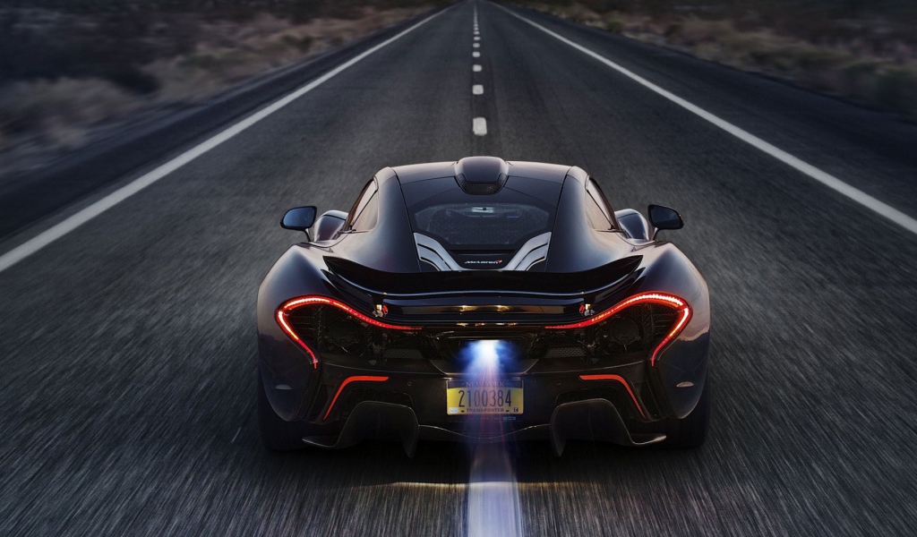 Спортивный McLaren на дороге