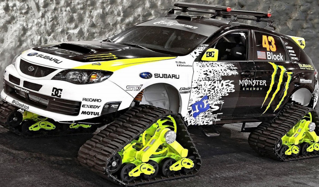Автомобиль Subaru WRX на гусеничном ходу