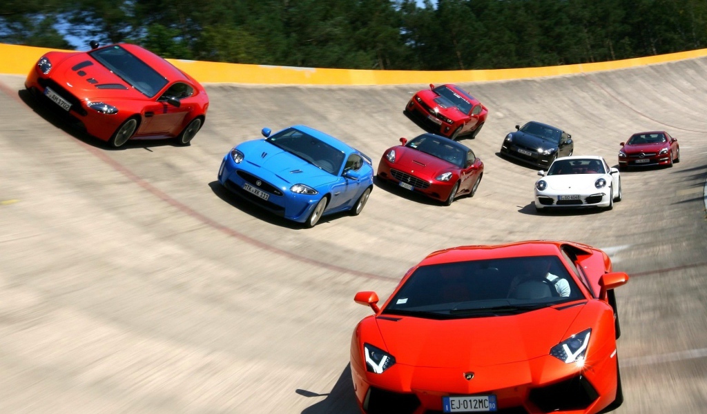 Спортивные суперкары на изогнутой поверхности