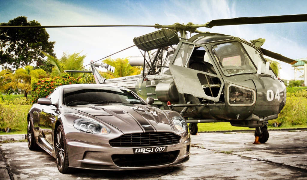 Автомобиль Джеймс Бонда у вертолета