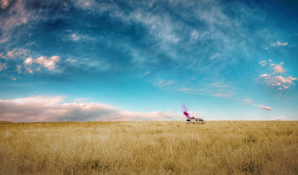 Автомобиль стоит среди поля