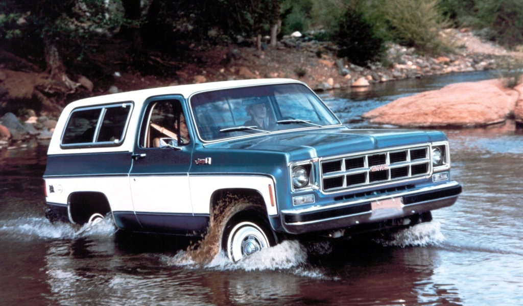 Автомобиль преодолевает реку вброд