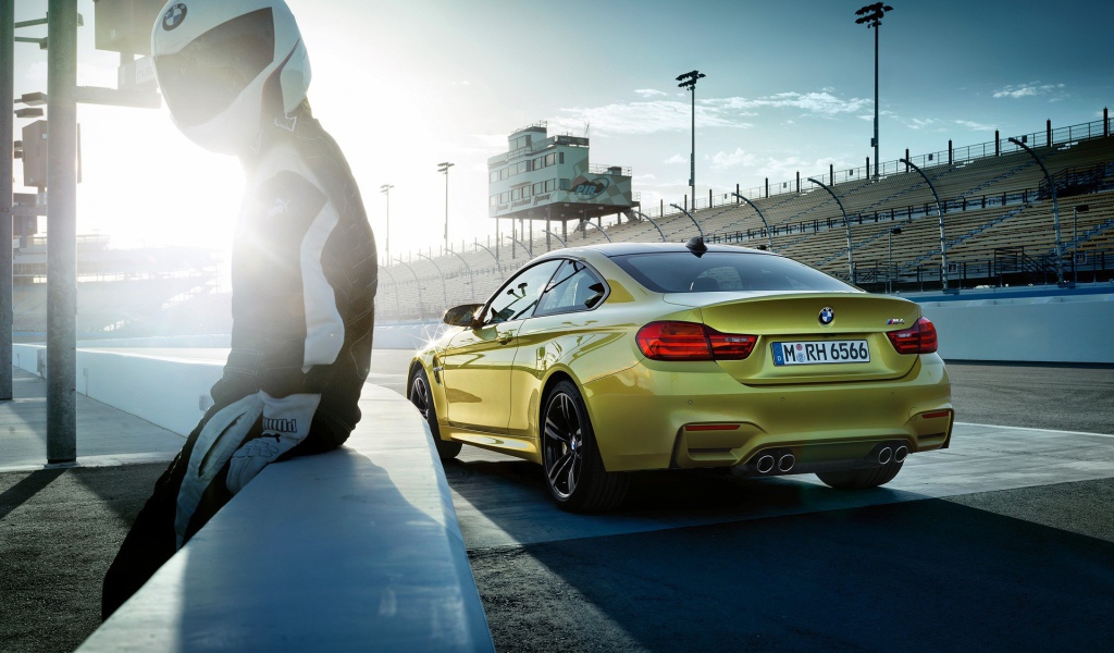 Гонщик отдыхает на парапете трека