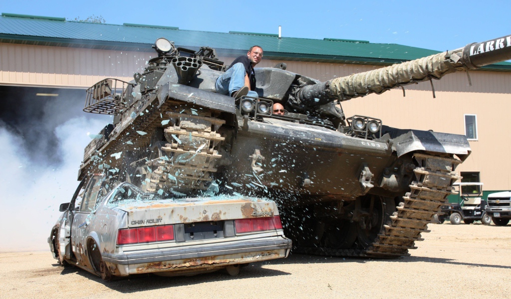 Танк переезжает через автомобиль