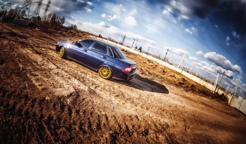 Автомобиль стоит на грунтовой дороге