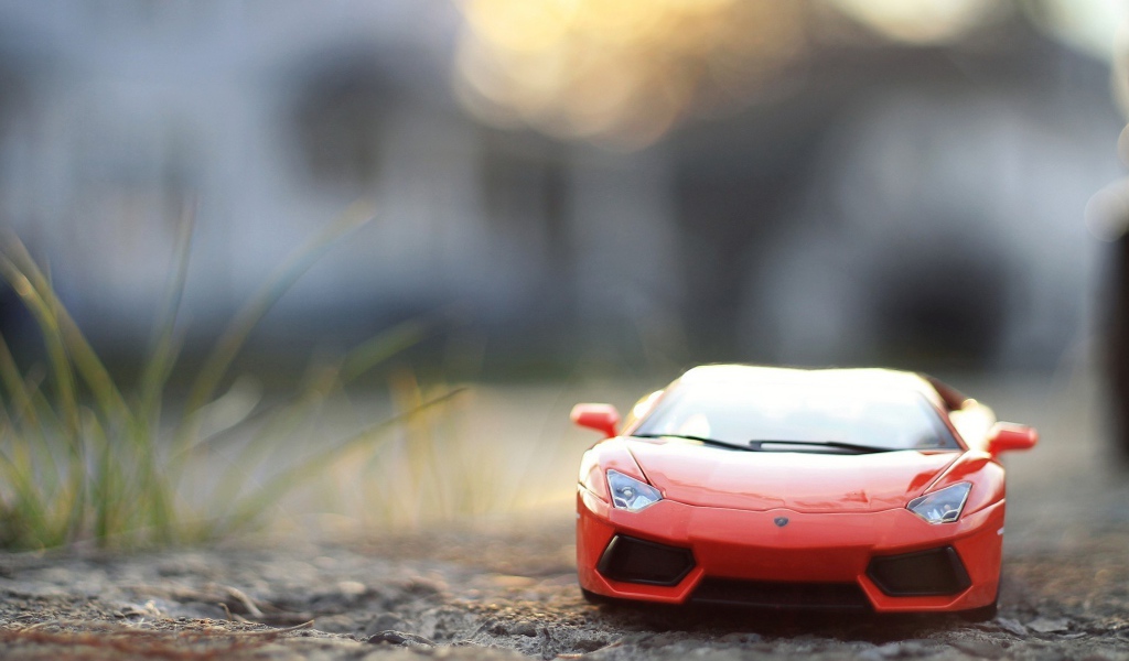 Игрушечный автомобиль на земле