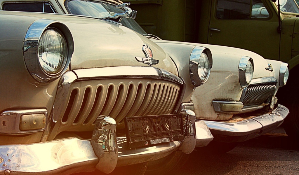 Два старых автомбиля марки Волга