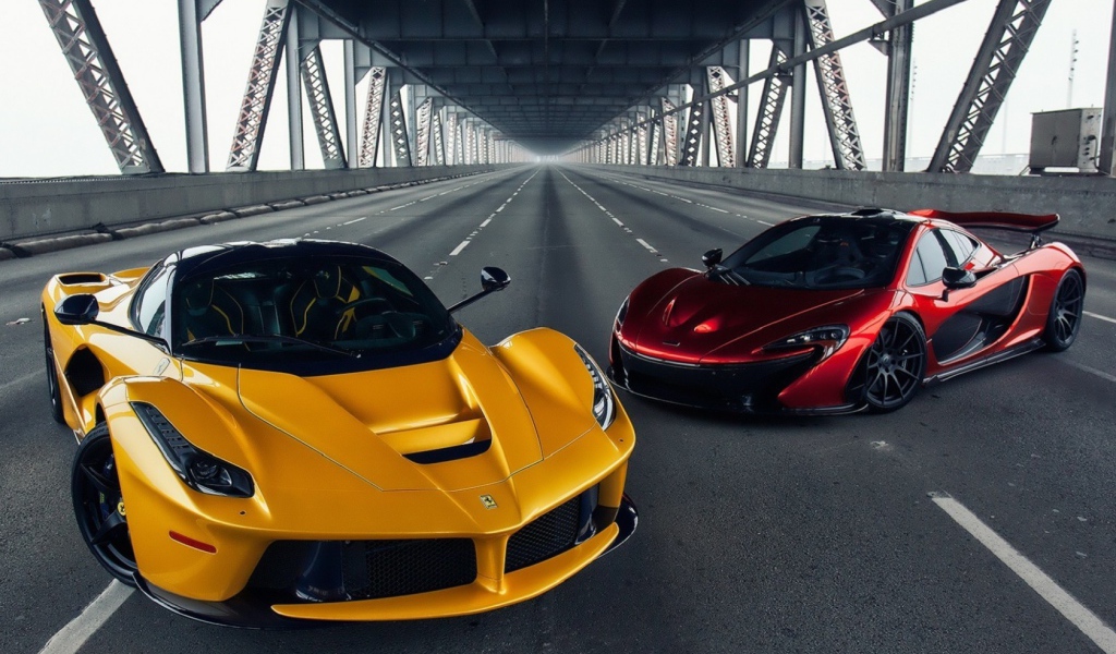 Два гоночных автомобиля на мосту