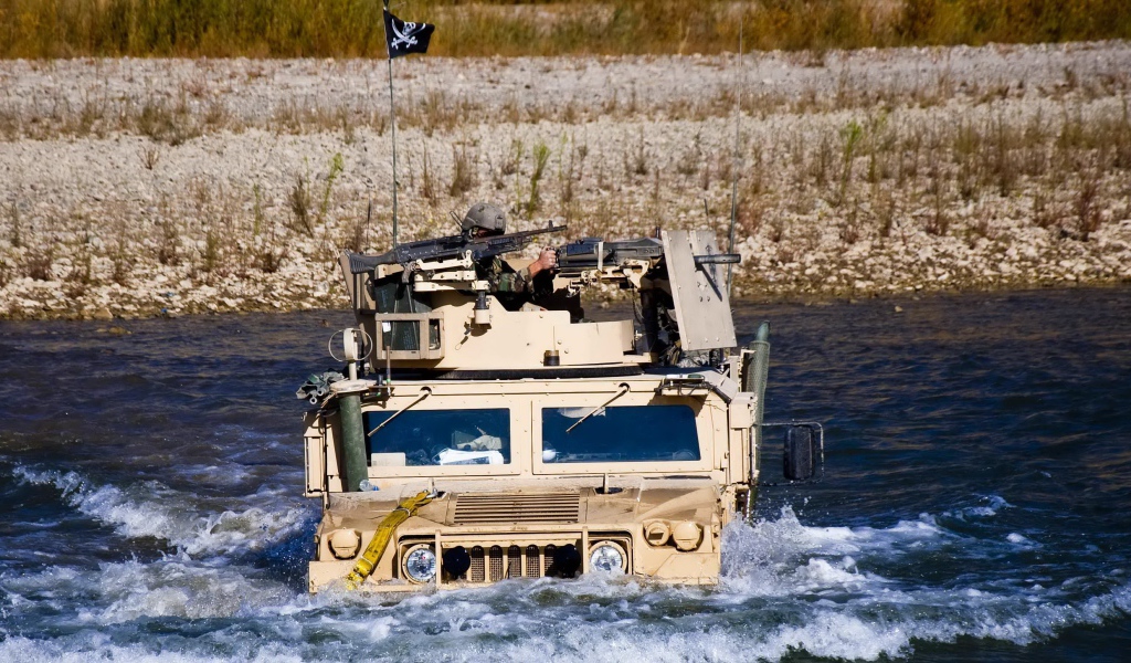 Военный Хаммер преодолевает водную преграду
