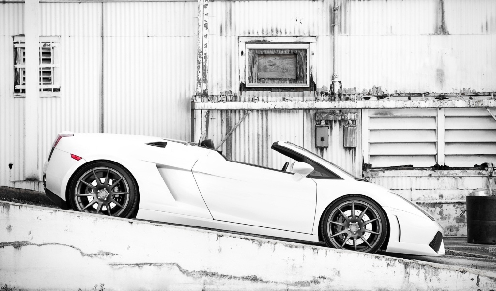 Белый кабриолет стоит на уклоне