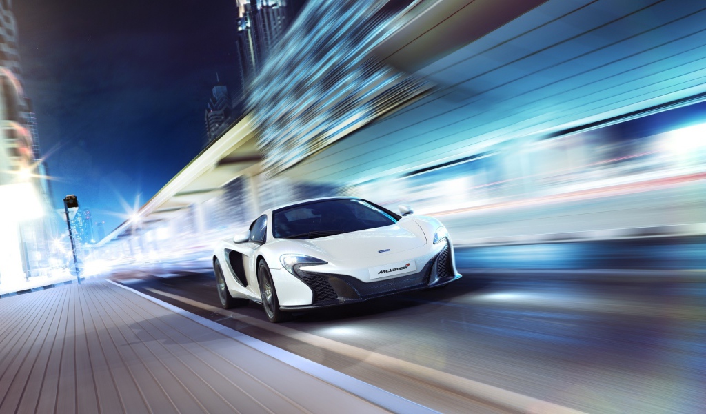 Белый McLaren P1 мчится по улице