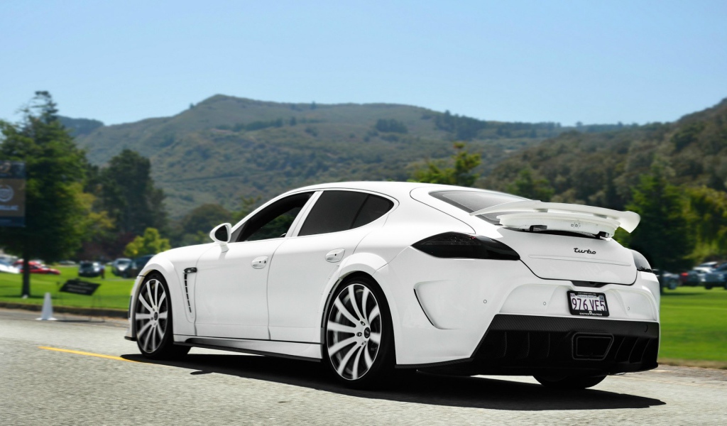 Белый Porsche Panamera Turbo