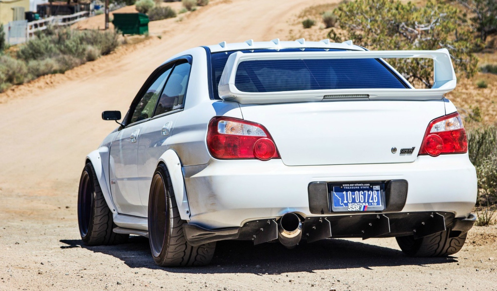 Белая Subaru Impreza STI